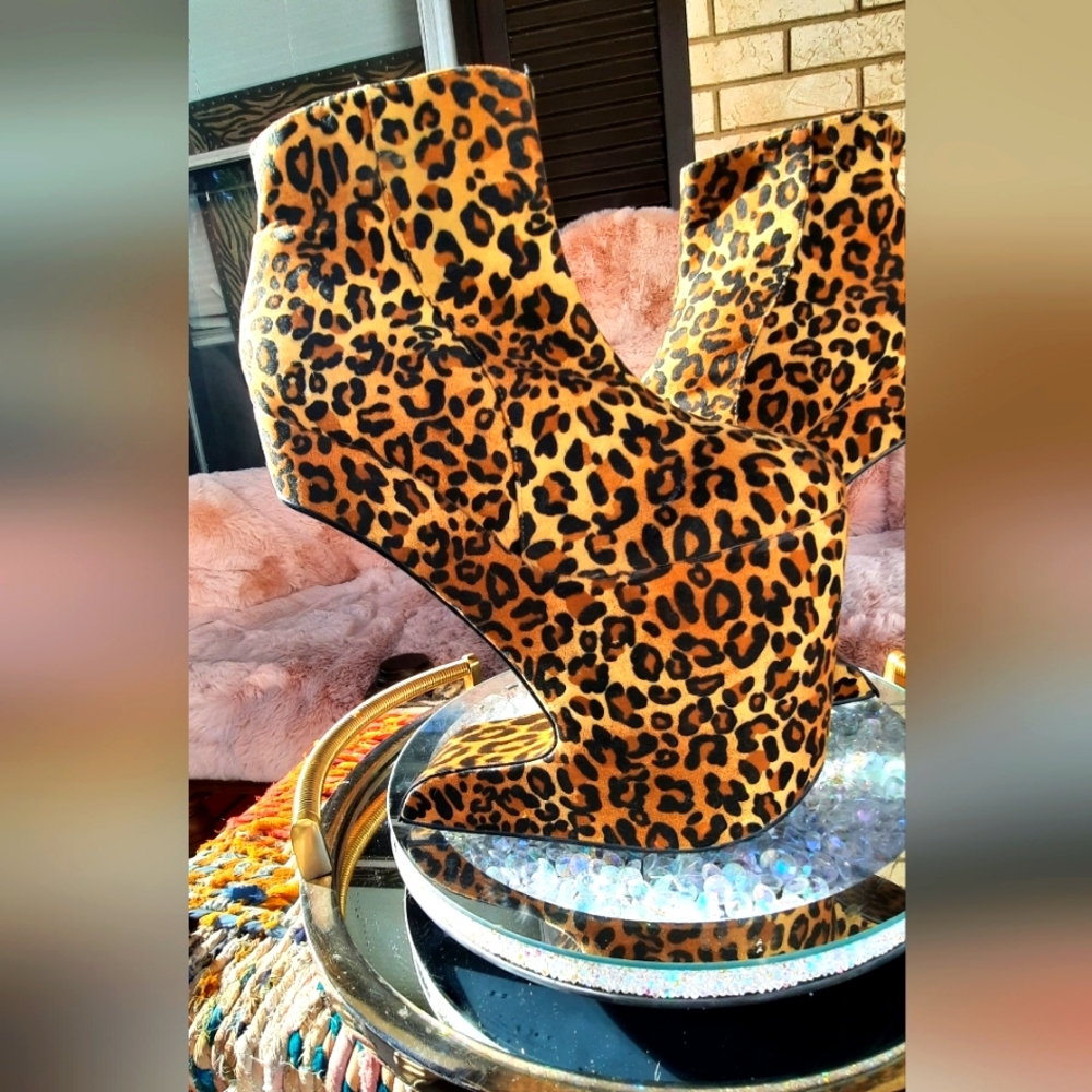 Heelless platform leopard